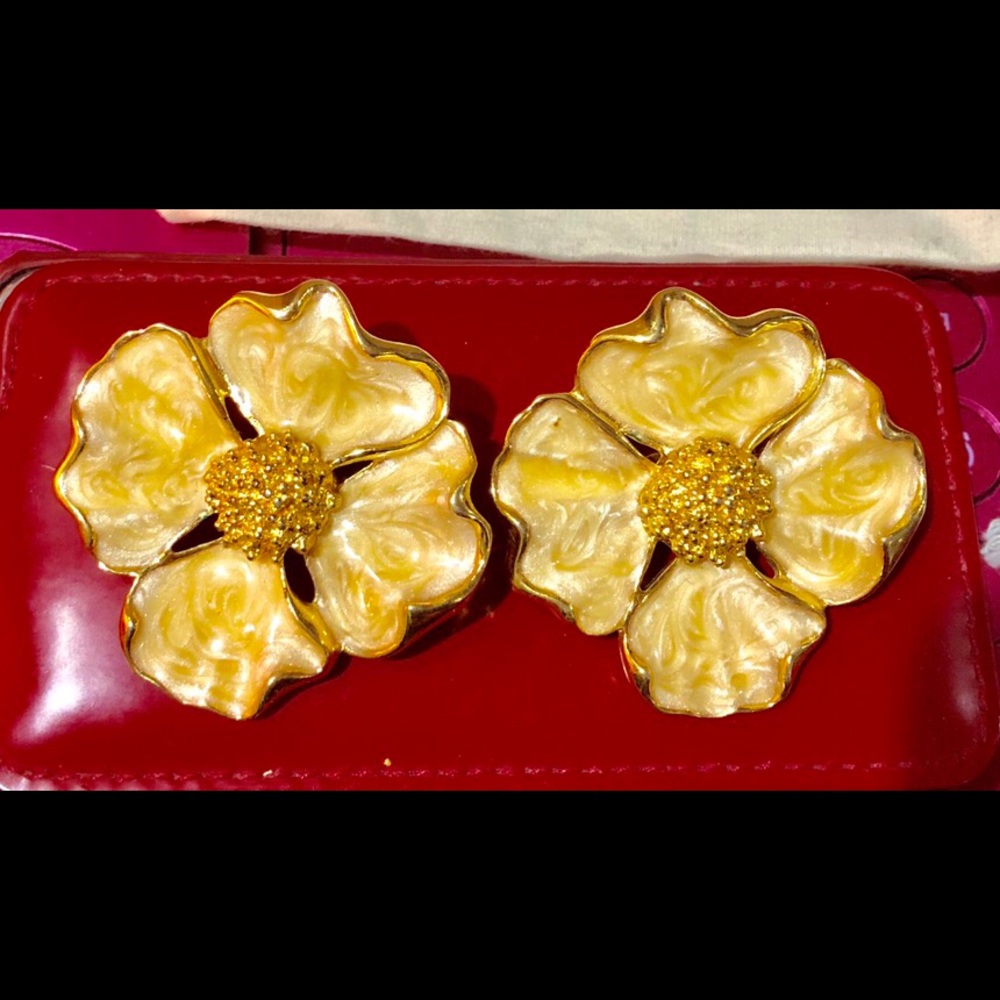 VINTAGE GOLD FLOWER CLIP ON EARRINGS